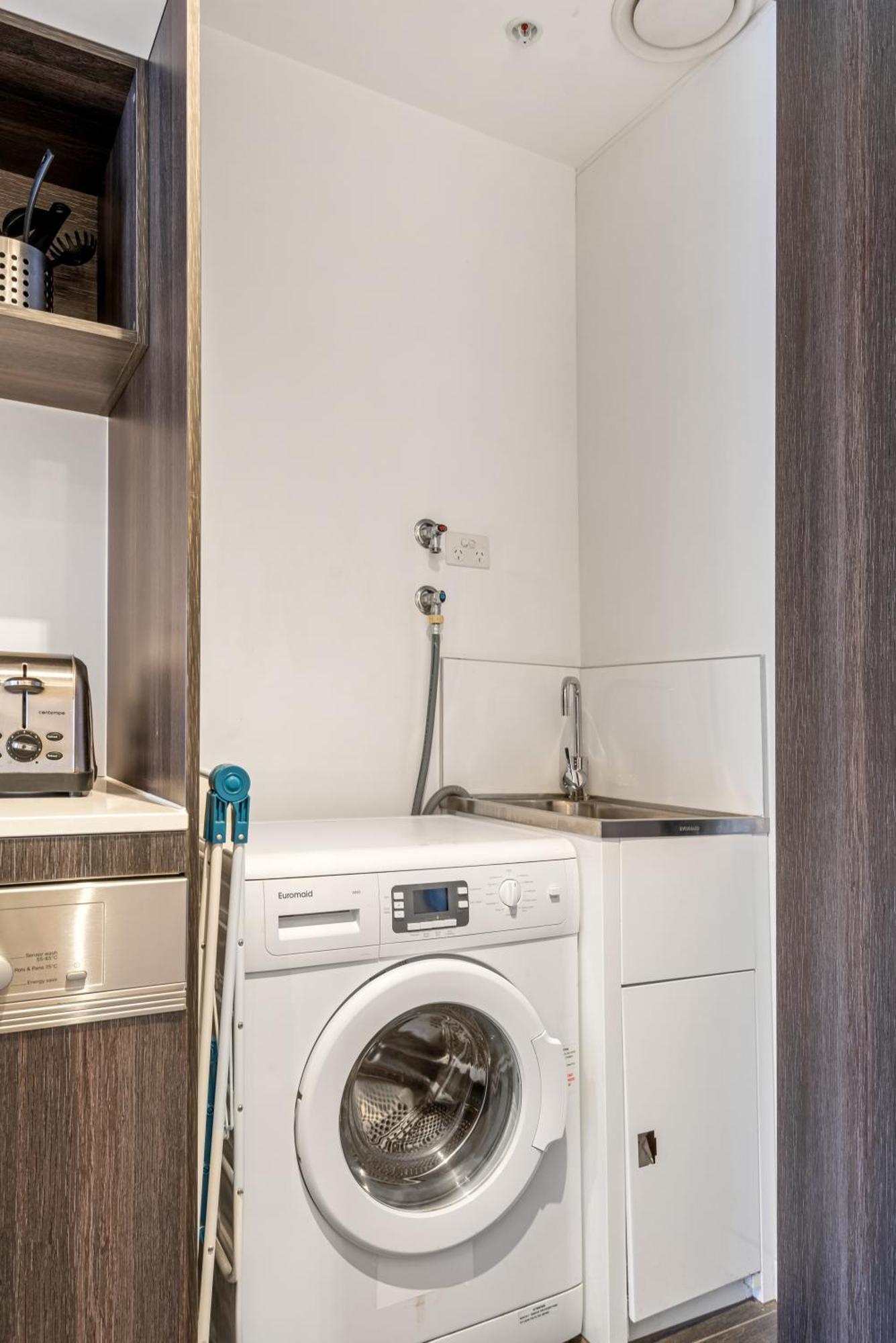 Complete Host Halo Apartments Мельбурн Номер фото